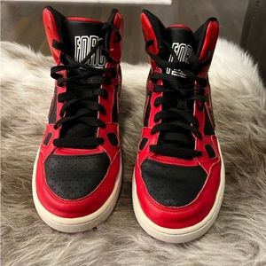 NIKE SNEAKERS